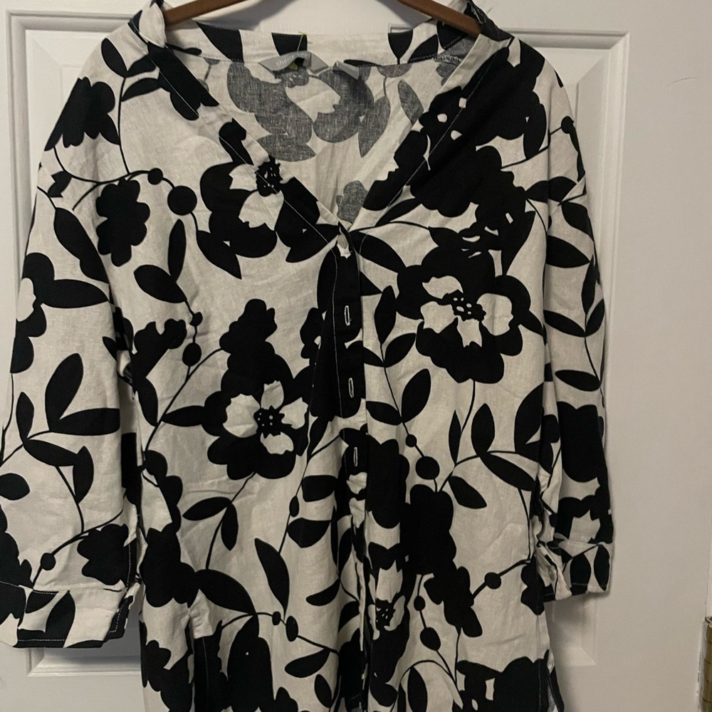 100% Linen Sherry Taylor Black and White Graphic Blouse Size Medium